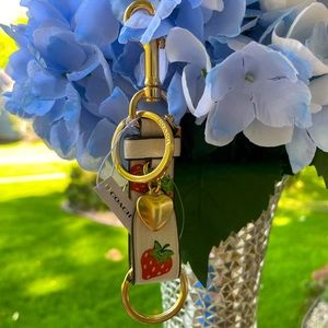 NWT!🍓🍓COACH TRIGGER SNAP BAG CHARM WITH STRAWBERRY PRINT!